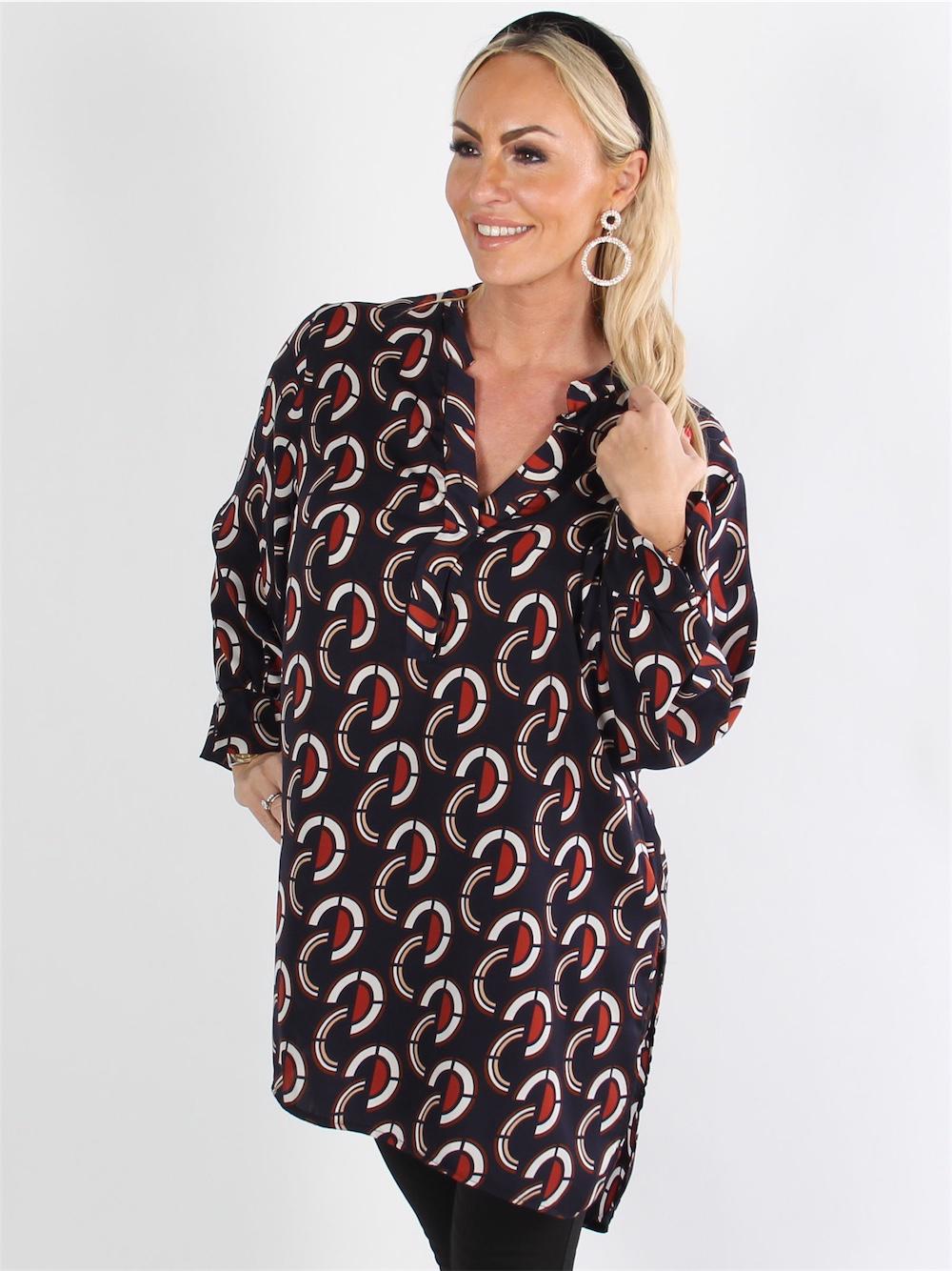 Ziva - Sort skjorte i mønstret print med dyb udskæring